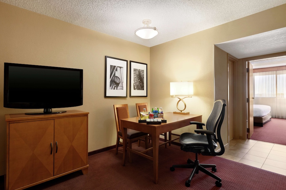 Embassy Suites by Hilton Kansas City International Airport - photo 19