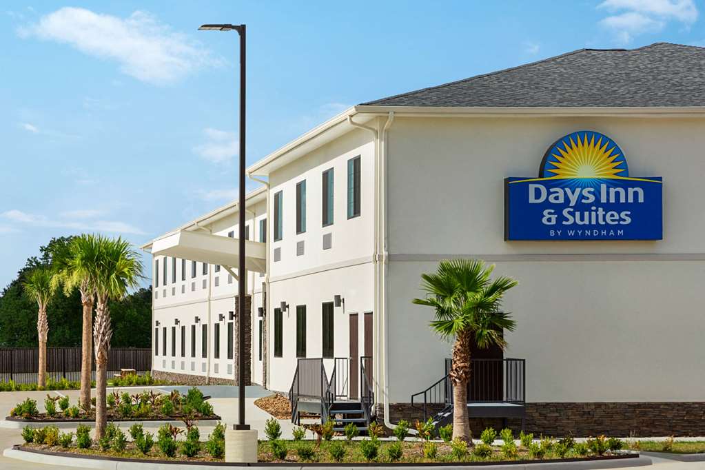Days Inn & Suites by Wyndham Greater Tomball - photo 2