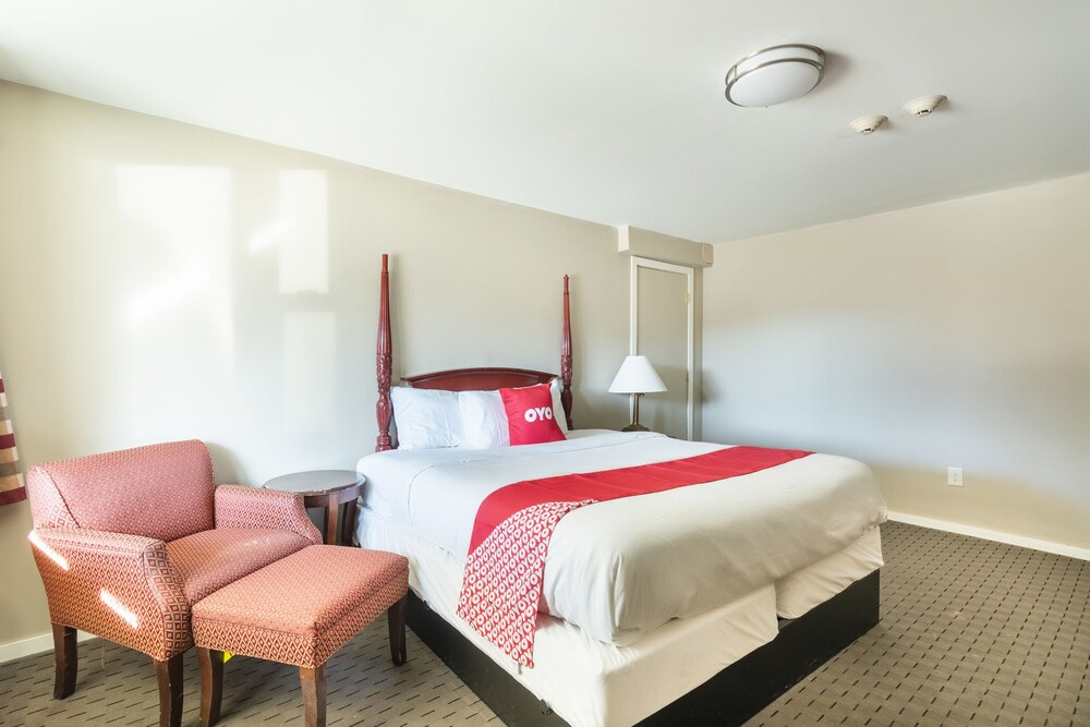 OYO Hotel Malden MA Broadway - photo 38