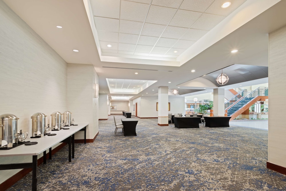 Embassy Suites by Hilton Tampa USF Near Busch Gardens - photo 34