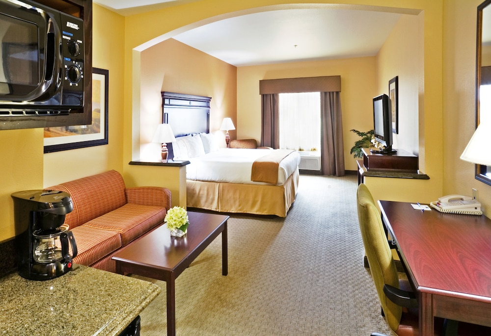 Holiday Inn Express & Suites Texarkana by IHG - photo 11