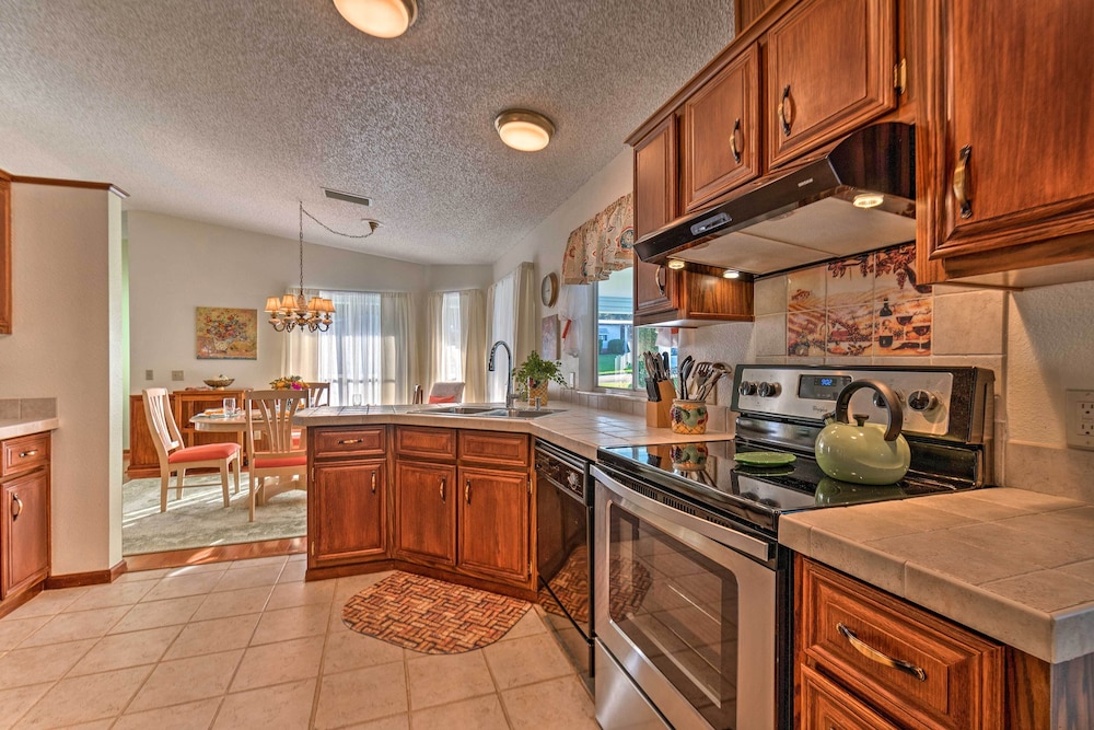 Lovely Lady Lake Home with Resort Amenities and Lanai - photo 9