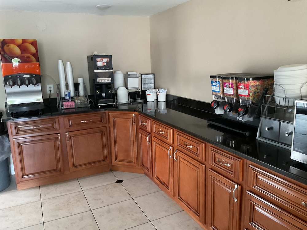 Super 8 by Wyndham Chattanooga East Ridge - photo 46