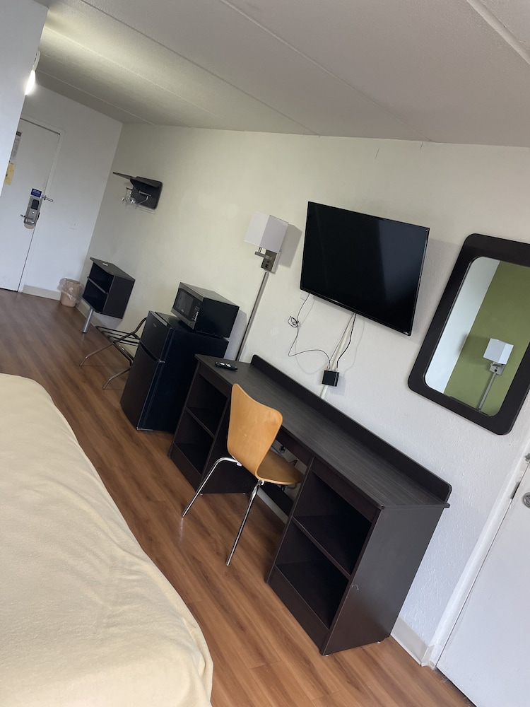 Travelodge by Wyndham Vernon CT - photo 8
