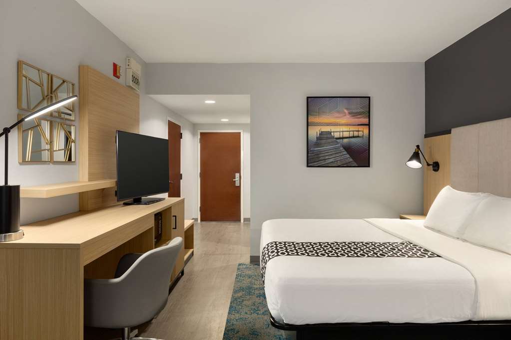 La Quinta Inn & Suites by Wyndham Selma Smithfield I 95 - photo 15