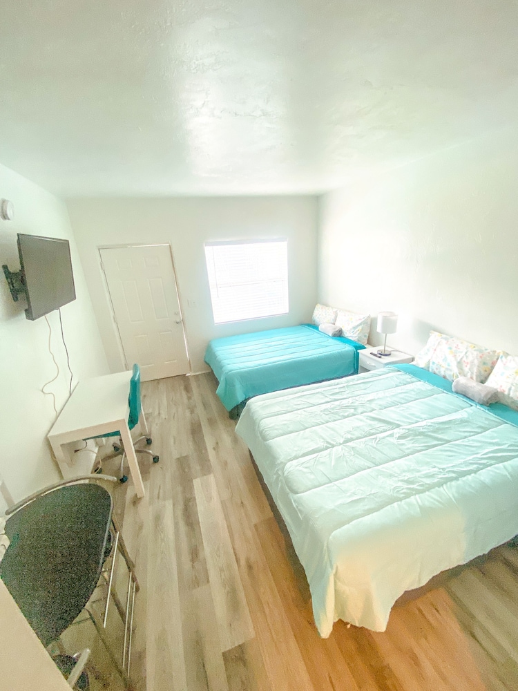 Uptown Inn & Suites - photo 10