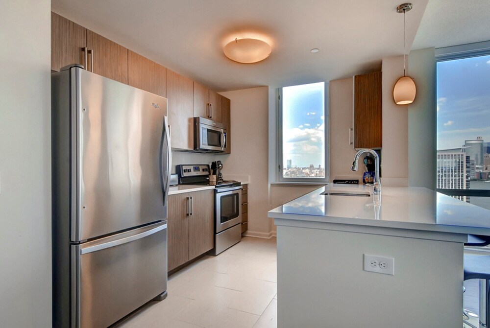 Global Luxury Suites at Newport - photo 26