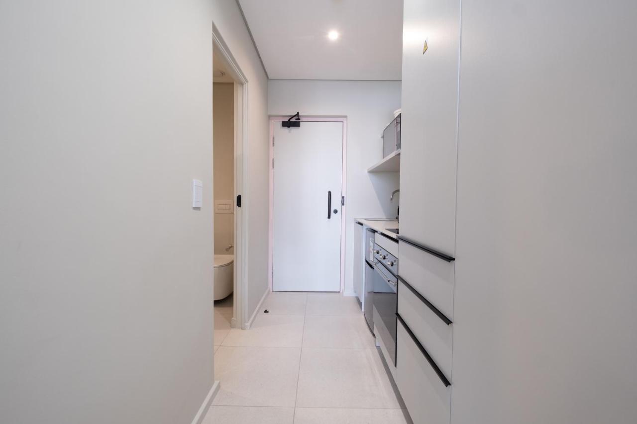 The Rose708: Top Floor Modern City Apartment