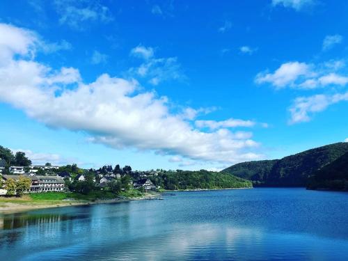 Noah Seeleben Auf Zeit Am Rursee — Simmerath