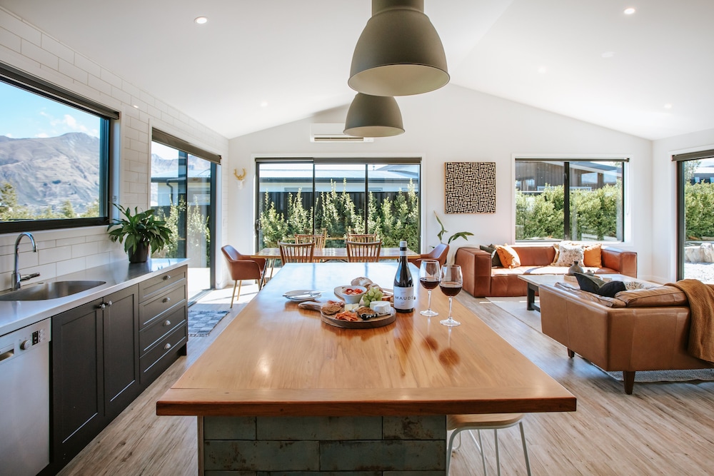 Minaret Ridge Family Friendly Sleeps 8 Mountain Views Close to Lake — 4-Star Luxury Hotel in Wanaka, New Zealand