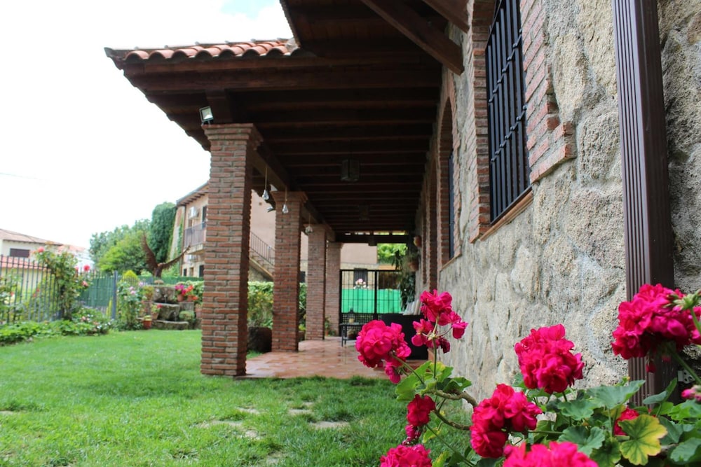 Casa Rural Aguas del Venero — 4-Star Luxury Hotel in Losar De La Vera, Spain