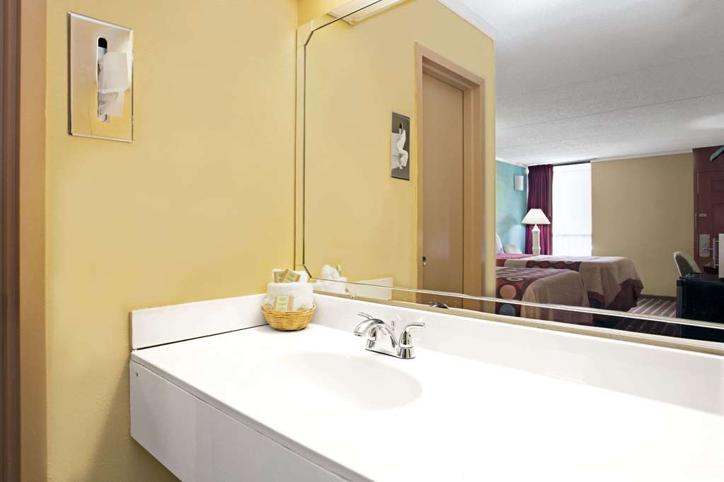 Super 8 by Wyndham Raleigh Downtown - photo 7