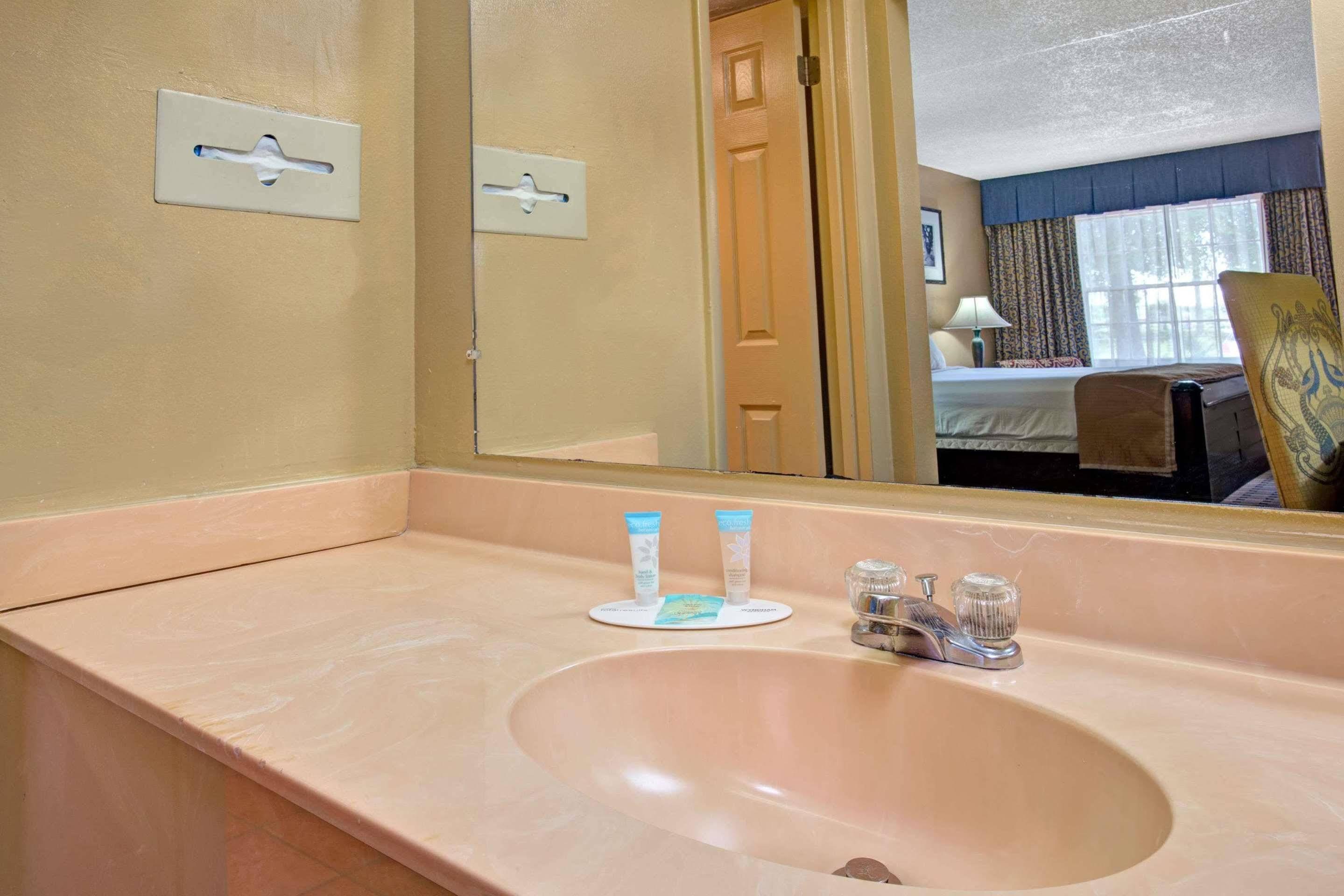Howard Johnson by Wyndham Lake Front Park Kissimmee - photo 26