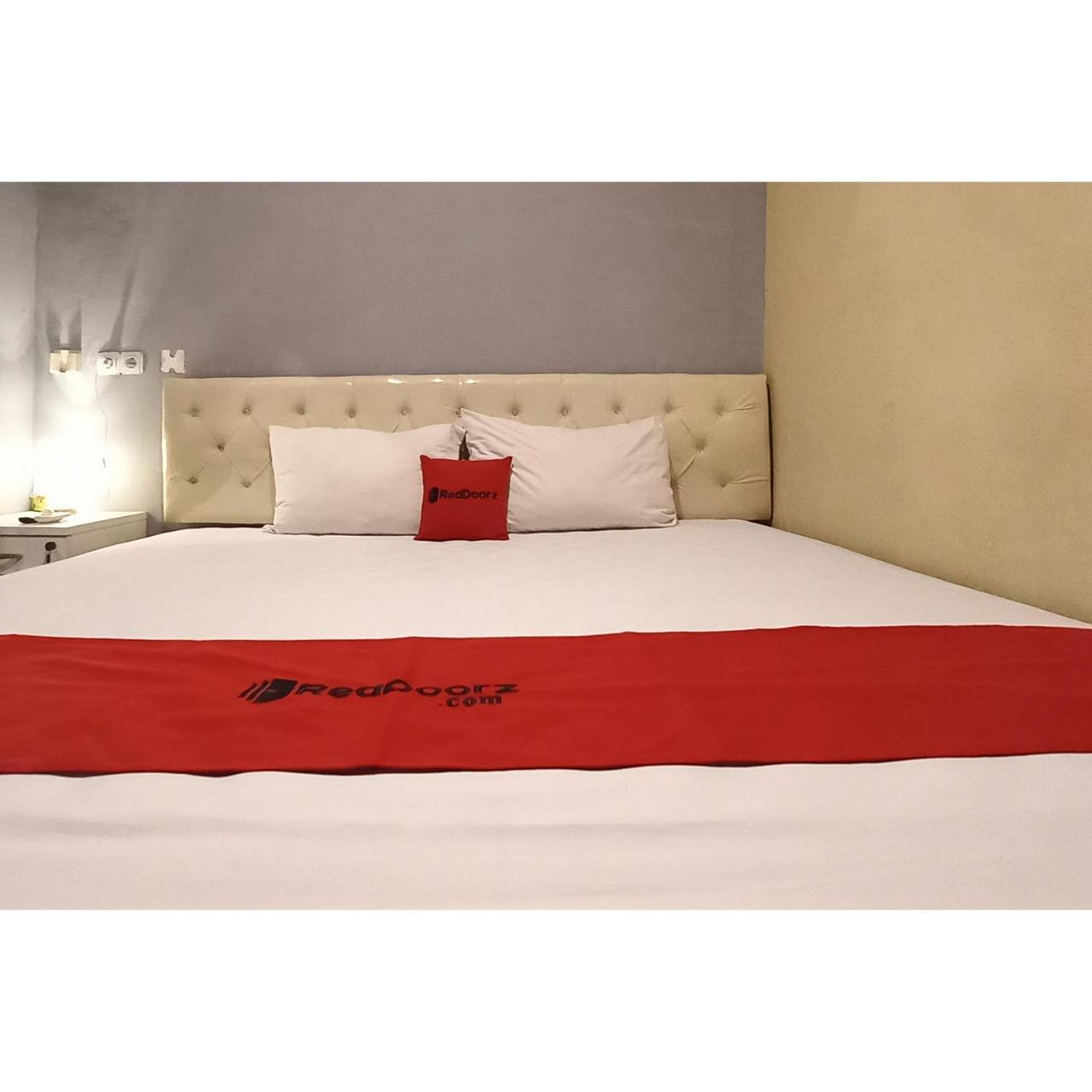 RedDoorz at Deluxe Hotel near Terminal Purabaya Bungurasih in Sidoarjo, Indonesia