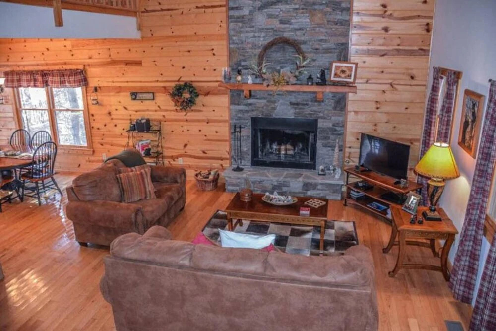 Riversong Beautiful Cabin Located on Coosawattee River Game Room and Hot tub — 4-Star Luxury Hotel in Ellijay, United States