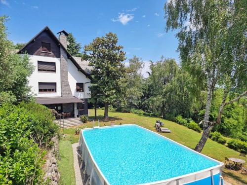 Villa Tudor Beautiful large villa amidst lush green nature — 4-Star Luxury Hotel in Arona, Italy