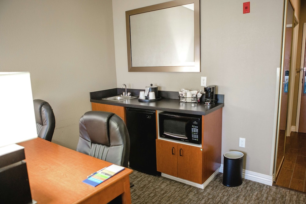 Hampton Inn Mitchell - photo 11