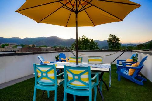 Million Dollar Rooftop MTN Views 2 King Beds DT Golden in Golden, United States