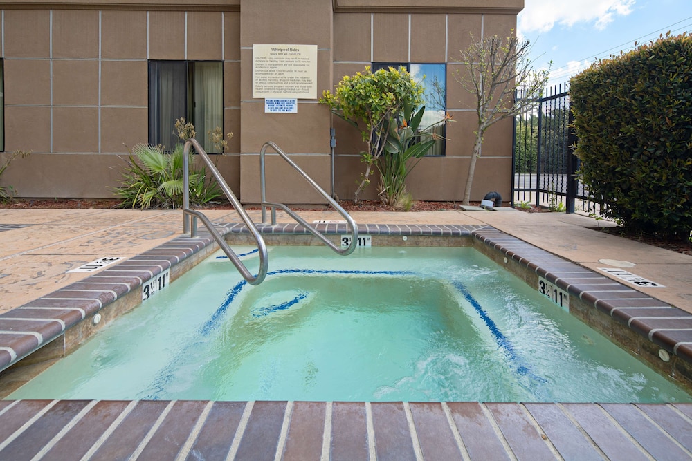 Hampton Inn Visalia - photo 18