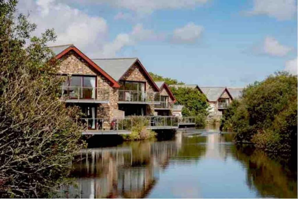 Kingfisher Hot Tub & Log Burner House on Premium Lakeside with Resort Facilities in Saint Columb Major, United Kingdom