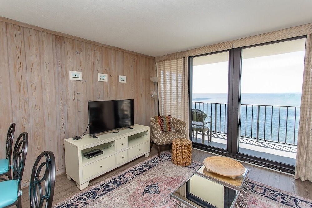 Royal Garden Resort 1406 2 Bedroom Condo by RedAwning in Murrells Inlet, United States