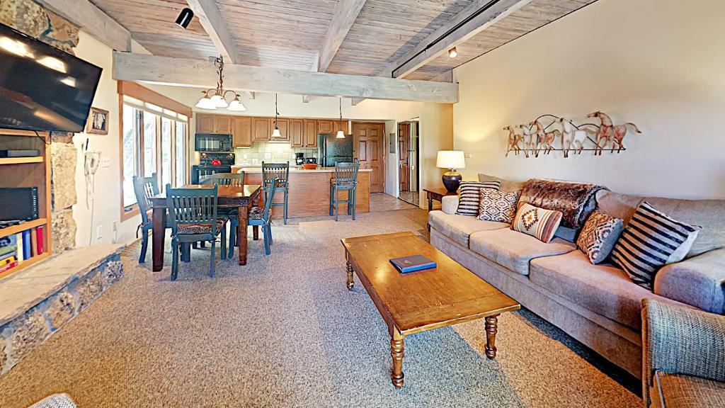 Timberline Condominiums 2 Bedroom Deluxe Unit A2A — 4-Star Luxury Hotel in Snowmass Village, United States