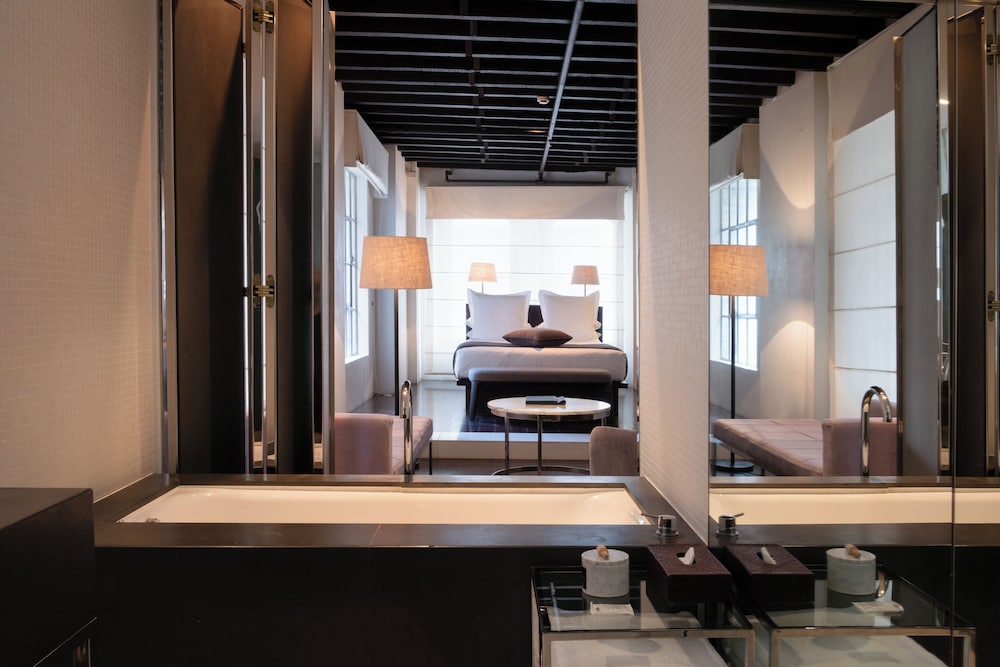 Establishment Hotel in Sydney, Australia