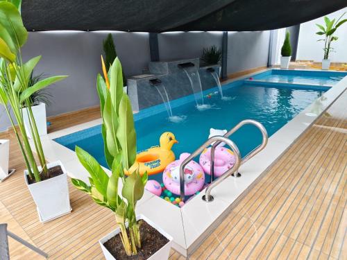 NASUHA HOMESTAY 1 TEMERLOH Semi D House 4 Bedroom 3 Bathroom 5 Unit Aircond Free Wifi and Netflix Near Hospital with Private Pool — 4-Star Luxury Hotel in Temerluh, Malaysia