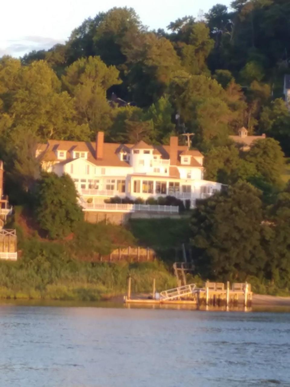 Stunning Large Waterfront Retreat in Highlands, United States