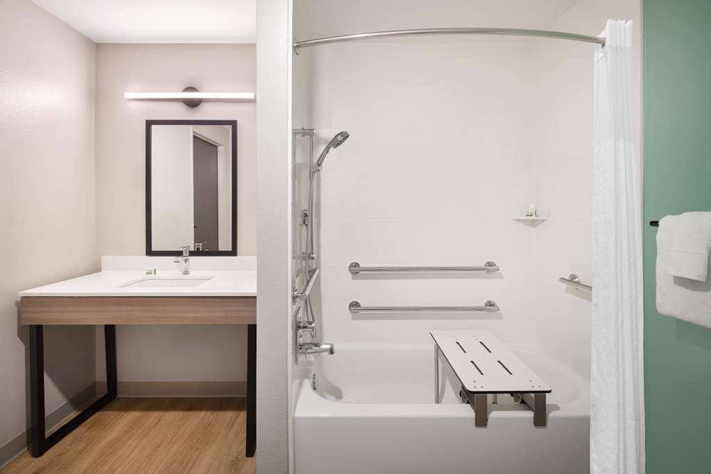 ECHO Suites Richmond West Extended Stay by Wyndham - photo 31