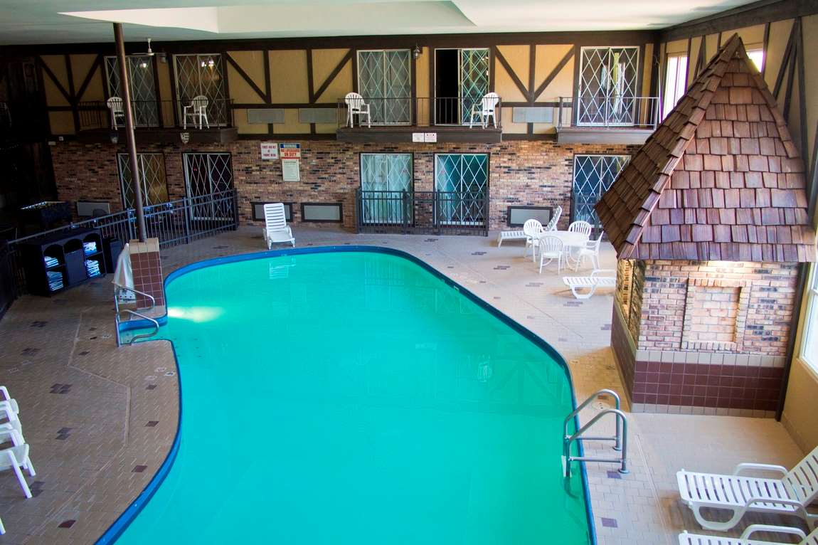 Days Inn and Suites by Wyndham Coralville Iowa City - photo 12