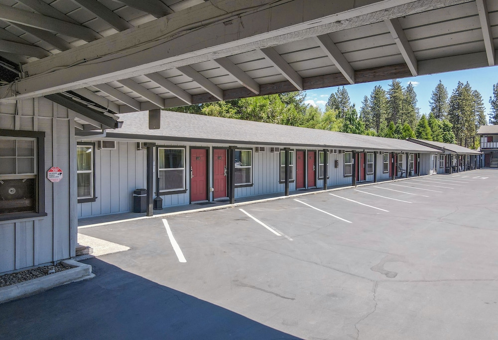 Charm Motel & Suites - photo 89