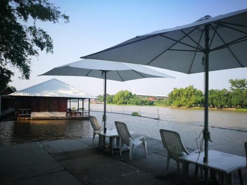 River Marina Resort — Uthai Thani