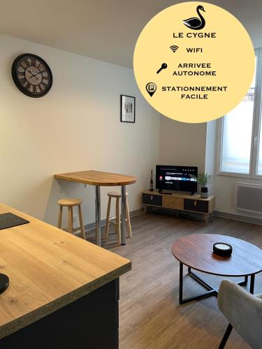 T2 face gare SNCF Appart Hotel le Cygne 1 in Bourges, France