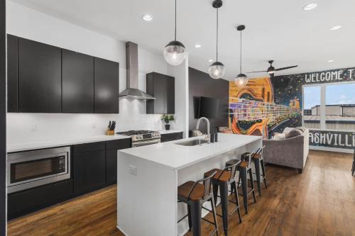 Home with Rooftop Deck & Garage 2 miles to Downtown Broadway — 4-Star Luxury Hotel in Nashville, United States