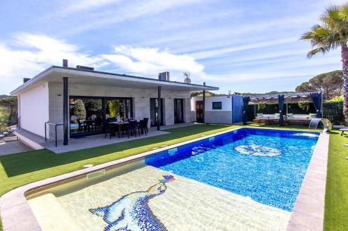 Catalunya Casas Modern Marvel15 min to Costa Brava beaches — 4-Star Luxury Hotel in Sils, Spain