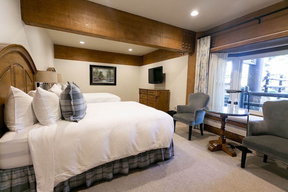 Deluxe Two Queen Room Hotel Room - photo 2