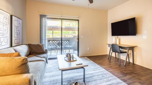 Landing Modern Apartment with Amazing Amenities — 4-Star Luxury Hotel in Avondale, United States