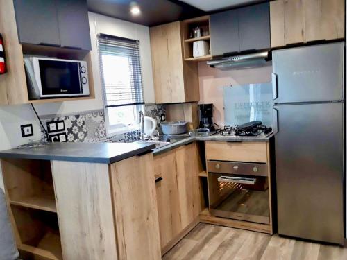 Property With 2 Bedrooms in Les Mathes With Pool Access Furnished Ga — hotel in Les Mathes