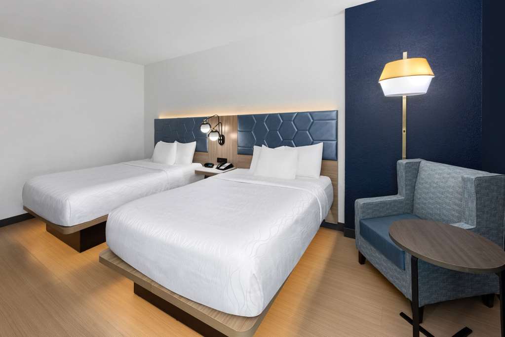 La Quinta Inn & Suites by Wyndham San Antonio Northwest - photo 27