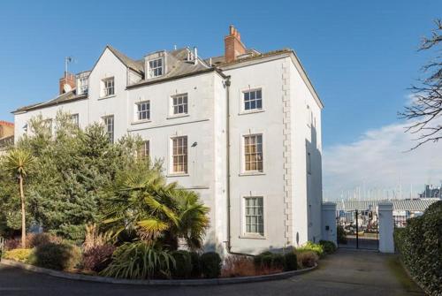 Stone's Throw 2 Bed Apartment Centre of Falmouth — 4-Star Luxury Hotel in Falmouth, United Kingdom