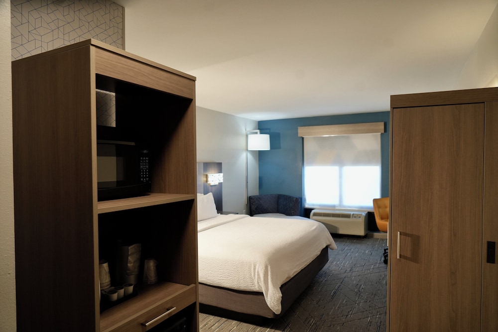 Holiday Inn Express & Suites Flowood by IHG - photo 12
