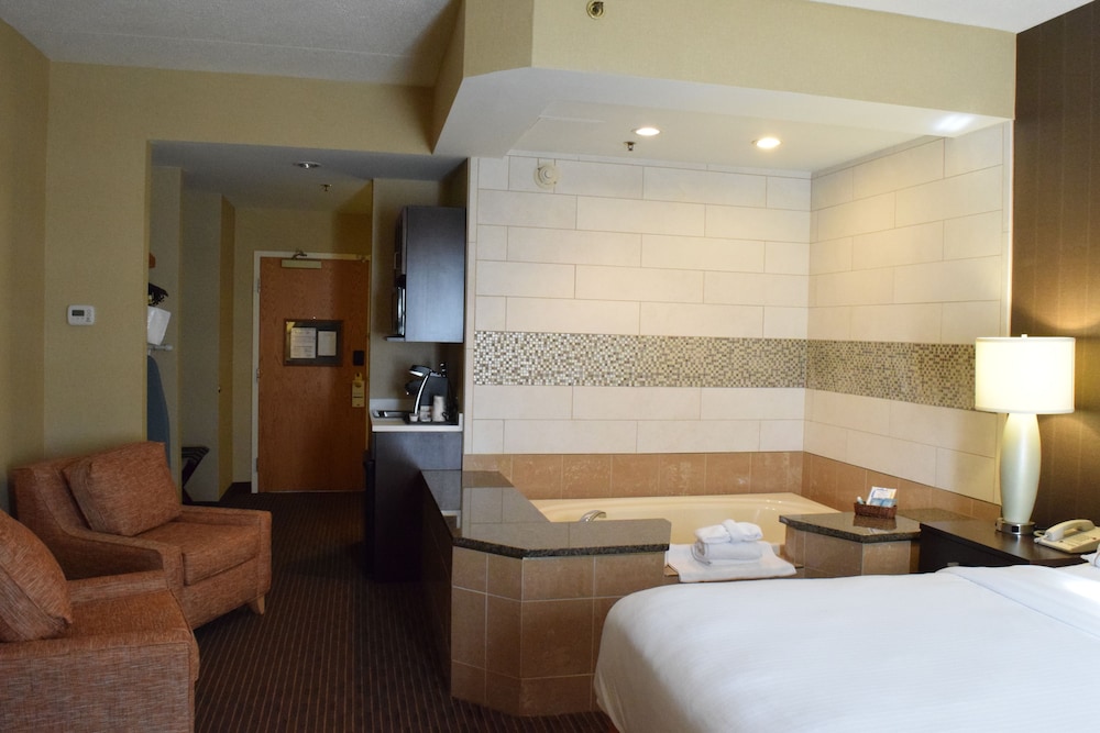 Holiday Inn Express Hotel & Suites Watertown Thousand Island by IHG - photo 12