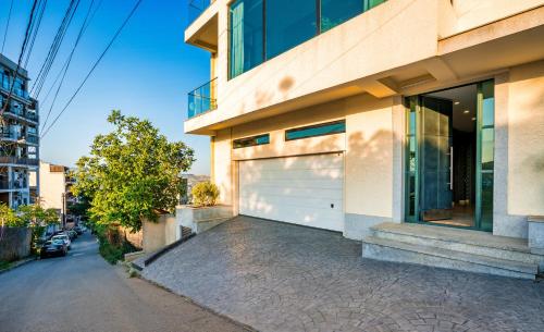 Entire House Cityscape Retreat: The View