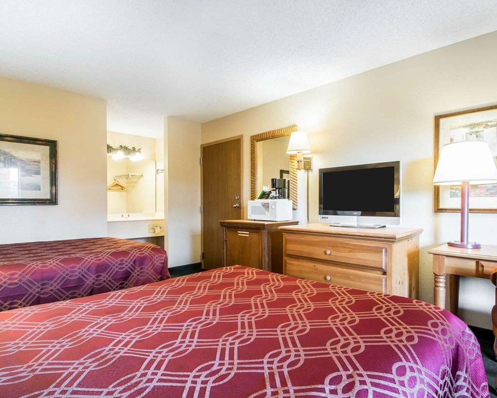 Econo Lodge Springfield I 44 - photo 13