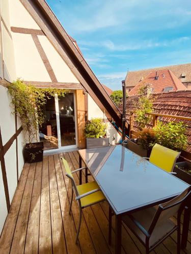 Joli 2 Pieces Avec Climatisation Et Grande Terrasse Vue Sur Les Toits Zone Pietonne — hotel in Haguenau
