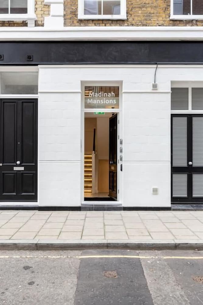 Stylish & Spacious Deluxe Apartments near Victoria Station — 4-Star Luxury Hotel in London, United Kingdom