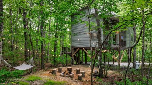 Serenity Escape Treehouse on 14 acres near Little River Canyon — 4-Star Luxury Hotel in Fort Payne, United States