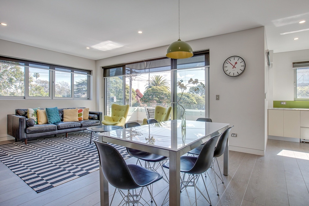 Spacious 2 Bed Apartment Close to City — 4-Star Luxury Hotel in Sydney, Australia