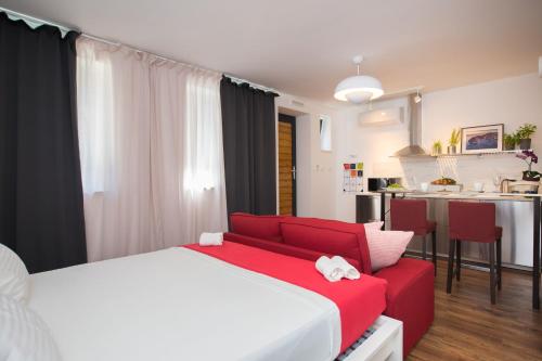 Piccola Red Studio 50m from the beach